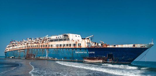 Crucero Enchanted Capri que encallo y fue abandonado