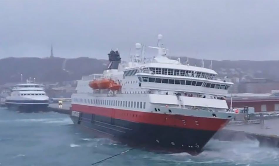 Crucero es golpeado por una ola gigante