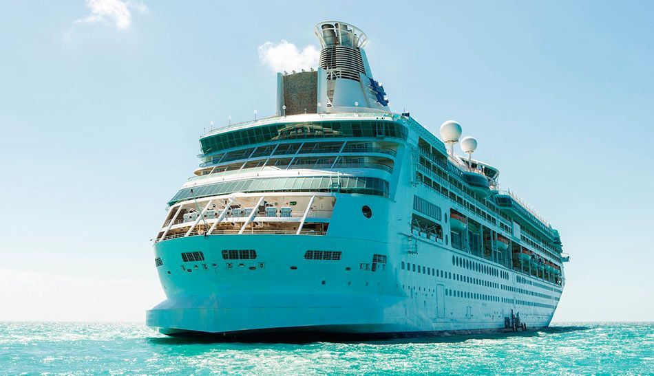 Pasajero cae al agua del crucero tematico de navidad