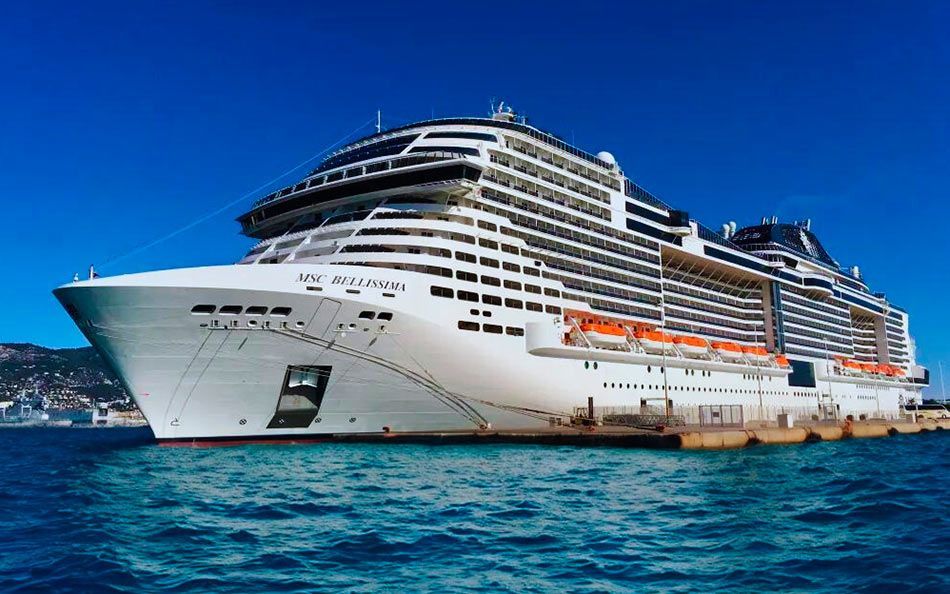 Un hombre salta por la borda de un barco de MSC Cruceros