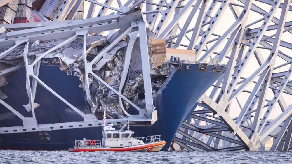 Un barco impactó contra un puente y se desplomó en Baltimore