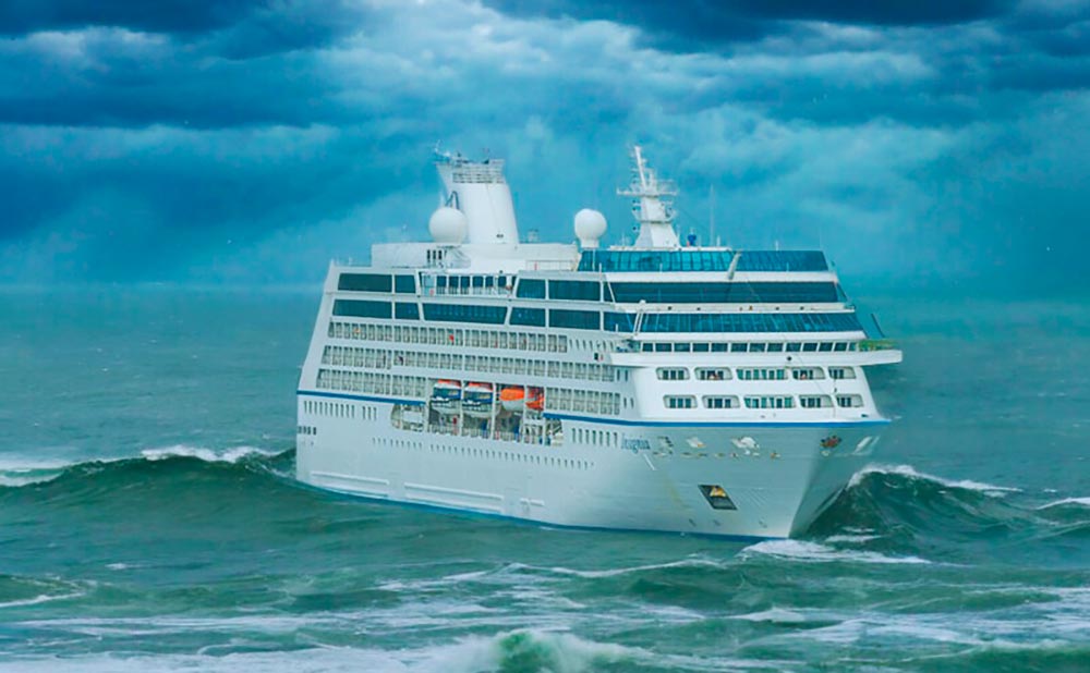 Crucero atraca en puerto después de dos día de tormenta