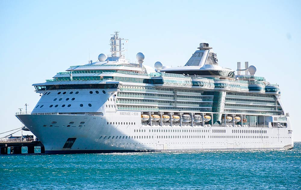 Activistas bloquean la entrada de otro crucero de Royal Caribbea